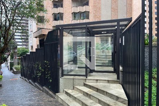 Comprar apartamento mobiliado com 3 quartos, 1 suíte, varanda, academia e churrasqueira. — Fachada do Prédio