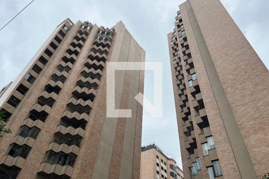 Comprar apartamento mobiliado com 3 quartos, 1 suíte, varanda, academia e churrasqueira. — Fachada do Prédio