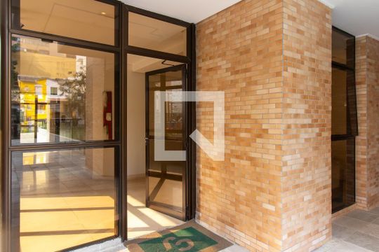 Comprar apartamento mobiliado com 3 quartos, 1 suíte, varanda, academia e churrasqueira. — Hall social