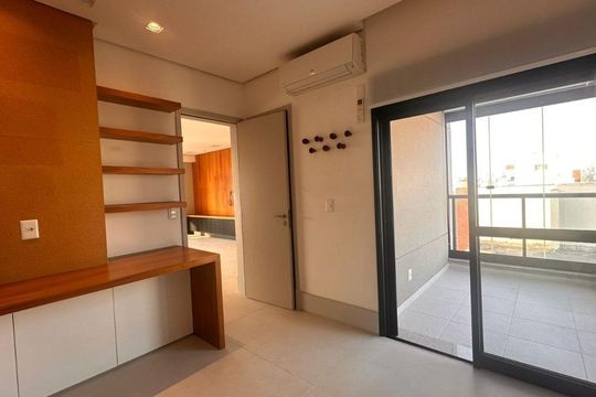 Compra apartamento mobiliado com 4 quartos, varanda, closet e piscina no condomínio. — foto 6