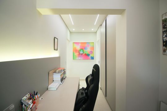Apartamento com 3 quartos, piscina e academia no condomínio, ideal para comprar. — Corredor - Escritório 