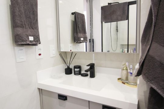 Apartamento com 3 quartos, piscina e academia no condomínio, ideal para comprar. — Banheiro da Suíte