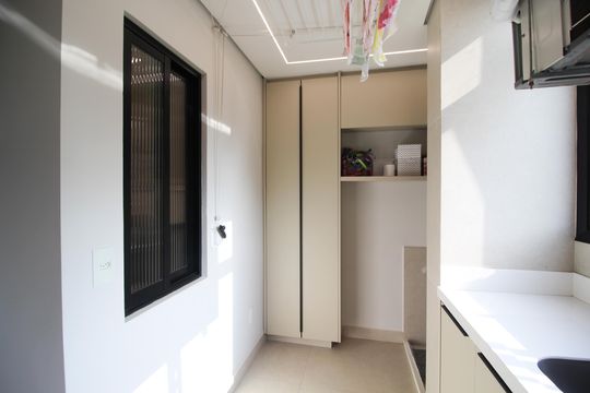 Apartamento com 3 quartos, piscina e academia no condomínio, ideal para comprar. — Área de Serviço