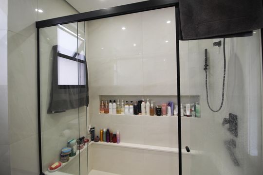 Apartamento com 3 quartos, piscina e academia no condomínio, ideal para comprar. — Banheiro da Suíte