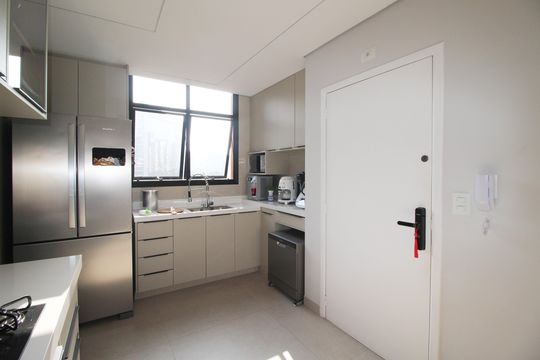Apartamento com 3 quartos, piscina e academia no condomínio, ideal para comprar. — Cozinha