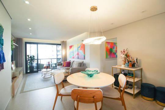 Apartamento com 3 quartos, piscina e academia no condomínio, ideal para comprar. — Sala