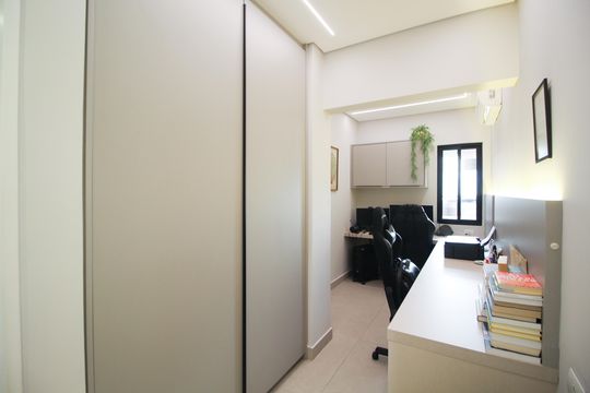 Apartamento com 3 quartos, piscina e academia no condomínio, ideal para comprar. — Corredor - Escritório 