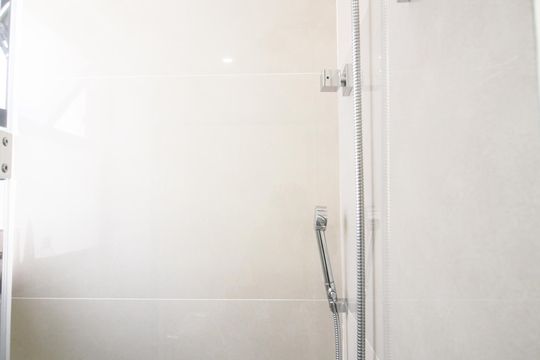 Apartamento com 3 quartos, piscina e academia no condomínio, ideal para comprar. — Banheiro