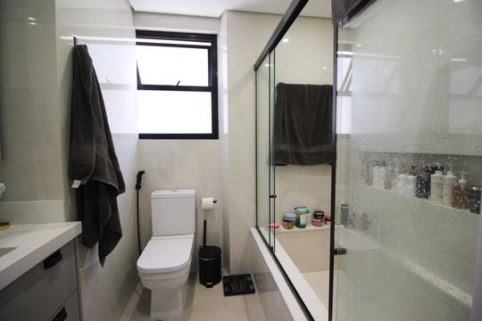 Apartamento com 3 quartos, piscina e academia no condomínio, ideal para comprar. — Banheiro da Suíte