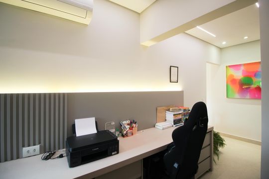 Apartamento com 3 quartos, piscina e academia no condomínio, ideal para comprar. — Corredor - Escritório 