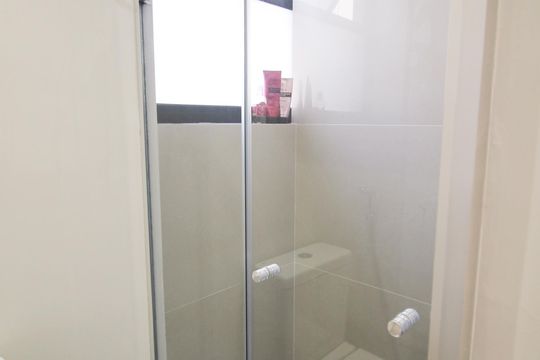 Apartamento com 3 quartos, piscina e academia no condomínio, ideal para comprar. — Banheiro
