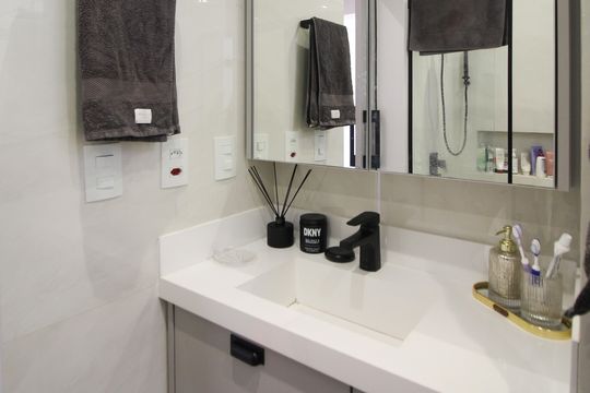 Apartamento com 3 quartos, piscina e academia no condomínio, ideal para comprar. — Banheiro da Suíte