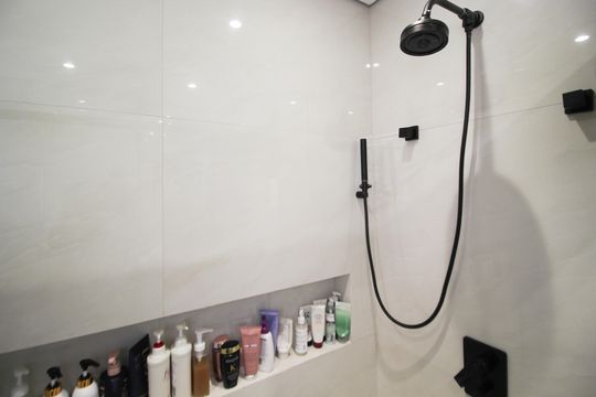 Apartamento com 3 quartos, piscina e academia no condomínio, ideal para comprar. — Banheiro da Suíte