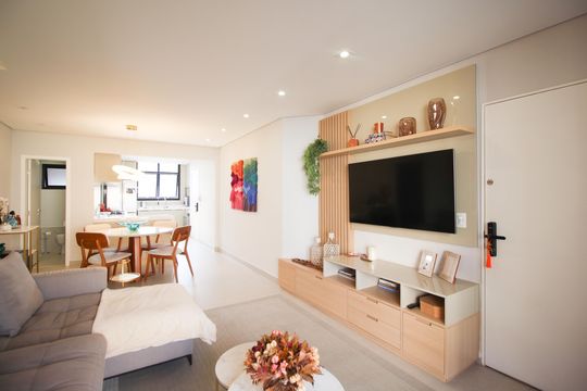 Apartamento com 3 quartos, piscina e academia no condomínio, ideal para comprar. — Sala