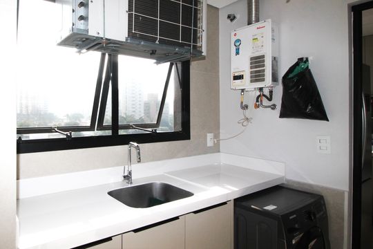 Apartamento com 3 quartos, piscina e academia no condomínio, ideal para comprar. — Área de Serviço