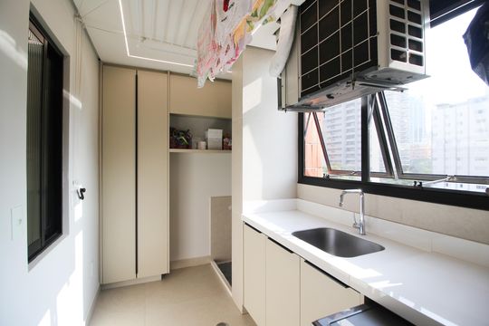 Apartamento com 3 quartos, piscina e academia no condomínio, ideal para comprar. — Área de Serviço