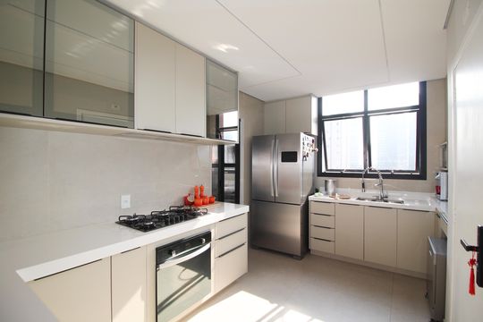 Apartamento com 3 quartos, piscina e academia no condomínio, ideal para comprar. — Cozinha