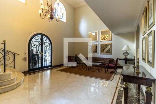 Venda de apartamento mobiliado em Santa Cecilia com 5 quartos, piscina e quintal. — Hall Social