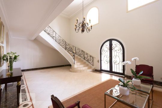 Venda de apartamento mobiliado em Santa Cecilia com 5 quartos, piscina e quintal. — Hall de Entrada