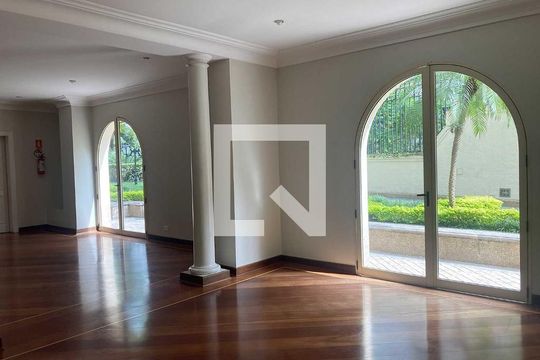 Venda de apartamento mobiliado em Santa Cecilia com 5 quartos, piscina e quintal. — Salão de festas