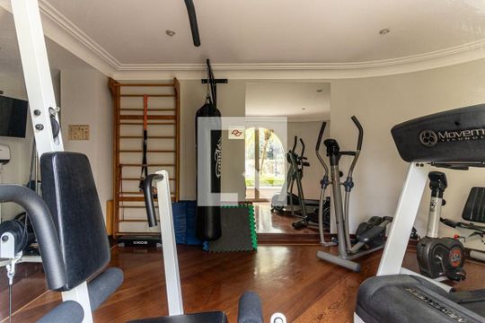 Venda de apartamento mobiliado em Santa Cecilia com 5 quartos, piscina e quintal. — Academia