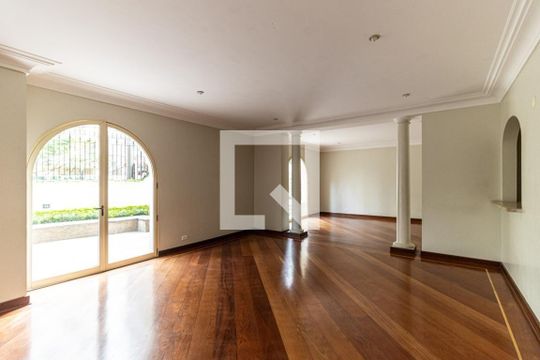 Venda de apartamento mobiliado em Santa Cecilia com 5 quartos, piscina e quintal. — Salão de Festas
