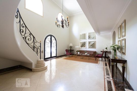 Venda de apartamento mobiliado em Santa Cecilia com 5 quartos, piscina e quintal. — Hall de Entrada