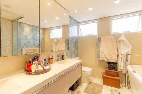 Apartamento à venda com 4 suítes, varanda gourmet e piscina no condomínio. Totalmente mobiliado. — foto 18