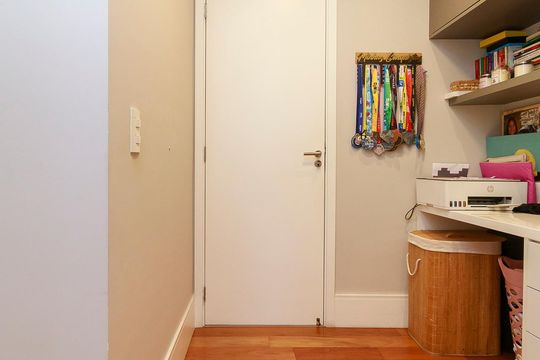 Venda de apartamento em Campo Belo, 2 quartos, varanda, closet, piscina, academia e churrasqueira. — Escritório