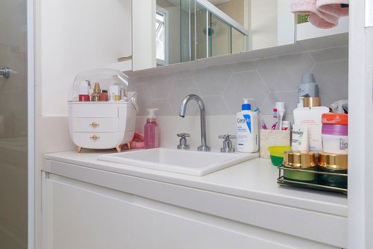 Venda de apartamento em Campo Belo, 2 quartos, varanda, closet, piscina, academia e churrasqueira. — Suíte 1 - Banheiro