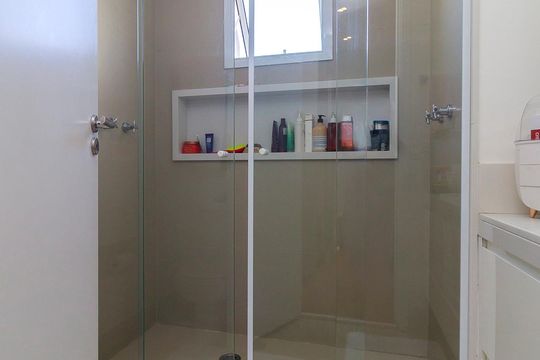 Venda de apartamento em Campo Belo, 2 quartos, varanda, closet, piscina, academia e churrasqueira. — Suíte 1 - Banheiro