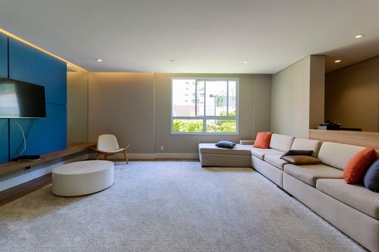 Venda de apartamento em Campo Belo, 2 quartos, varanda, closet, piscina, academia e churrasqueira. — Cinema