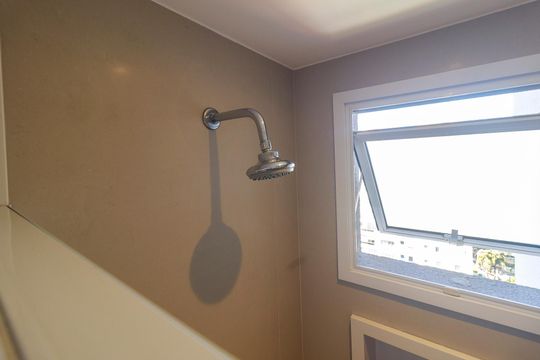 Venda de apartamento em Campo Belo, 2 quartos, varanda, closet, piscina, academia e churrasqueira. — Suíte 2 - Banheiro