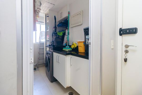 Venda de apartamento em Campo Belo, 2 quartos, varanda, closet, piscina, academia e churrasqueira. — Área de Serviço