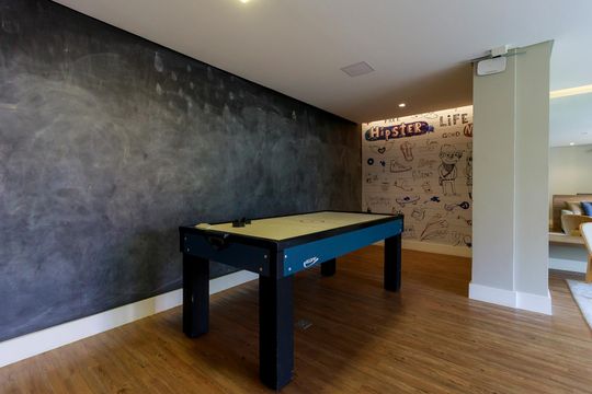 Venda de apartamento em Campo Belo, 2 quartos, varanda, closet, piscina, academia e churrasqueira. — Espaço de Jogos