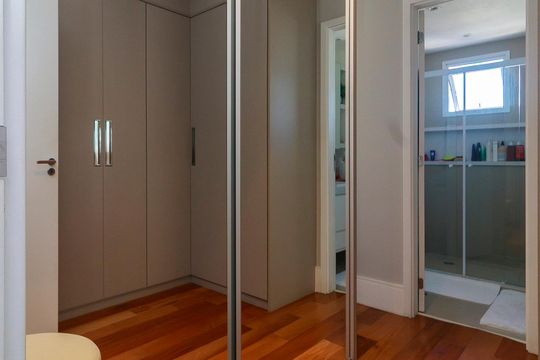 Venda de apartamento em Campo Belo, 2 quartos, varanda, closet, piscina, academia e churrasqueira. — Suíte 1 - Closet