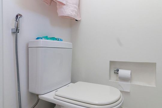 Venda de apartamento em Campo Belo, 2 quartos, varanda, closet, piscina, academia e churrasqueira. — Suíte 1 - Banheiro