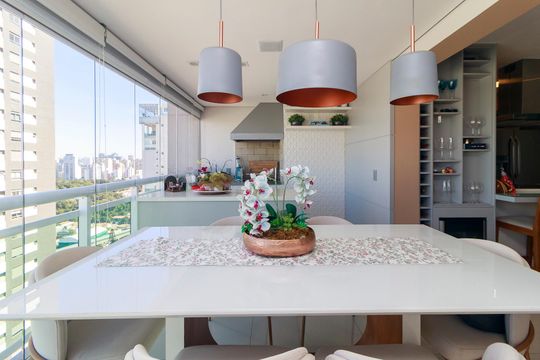 Venda de apartamento em Campo Belo, 2 quartos, varanda, closet, piscina, academia e churrasqueira. — Sala - Varanda