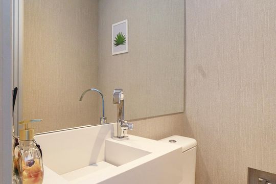 Venda de apartamento em Campo Belo, 2 quartos, varanda, closet, piscina, academia e churrasqueira. — Lavabo
