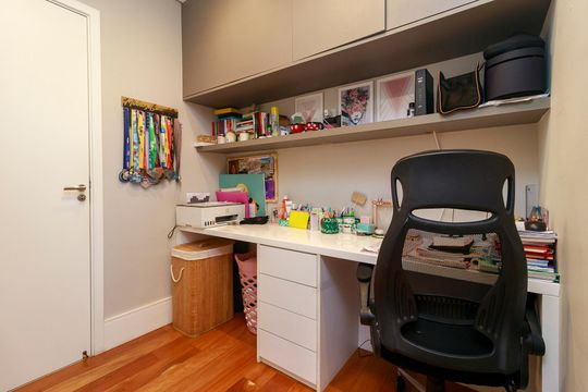 Venda de apartamento em Campo Belo, 2 quartos, varanda, closet, piscina, academia e churrasqueira. — Escritório