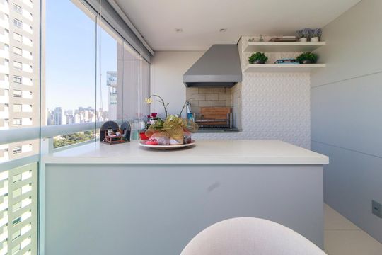 Venda de apartamento em Campo Belo, 2 quartos, varanda, closet, piscina, academia e churrasqueira. — Sala - Varanda
