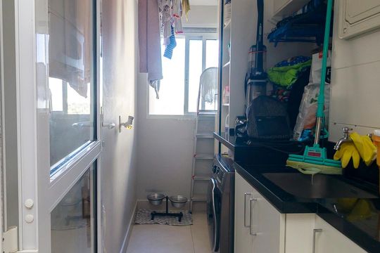 Venda de apartamento em Campo Belo, 2 quartos, varanda, closet, piscina, academia e churrasqueira. — Área de Serviço