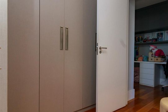 Venda de apartamento em Campo Belo, 2 quartos, varanda, closet, piscina, academia e churrasqueira. — Suíte 1 - Closet