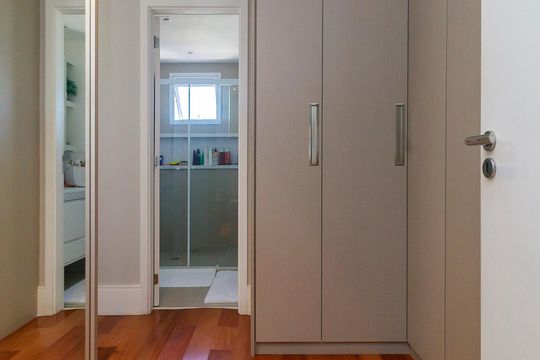 Venda de apartamento em Campo Belo, 2 quartos, varanda, closet, piscina, academia e churrasqueira. — Suíte 1 - Closet