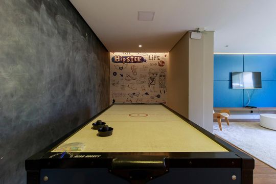 Venda de apartamento em Campo Belo, 2 quartos, varanda, closet, piscina, academia e churrasqueira. — Espaço de Jogos