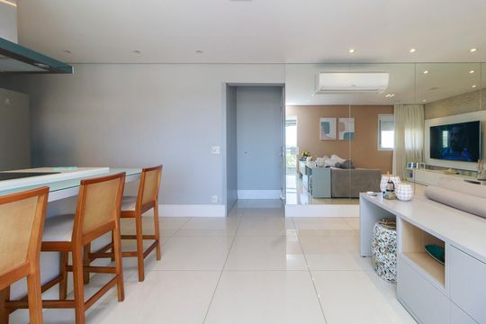 Venda de apartamento em Campo Belo, 2 quartos, varanda, closet, piscina, academia e churrasqueira. — Sala