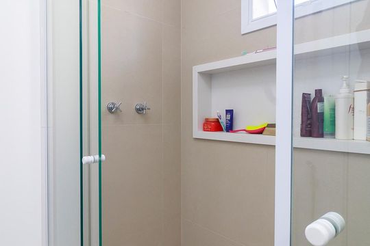 Venda de apartamento em Campo Belo, 2 quartos, varanda, closet, piscina, academia e churrasqueira. — Suíte 1 - Banheiro