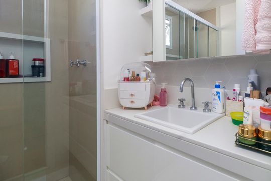 Venda de apartamento em Campo Belo, 2 quartos, varanda, closet, piscina, academia e churrasqueira. — Suíte 1 - Banheiro