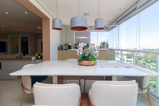 Venda de apartamento em Campo Belo, 2 quartos, varanda, closet, piscina, academia e churrasqueira. — Sala - Varanda
