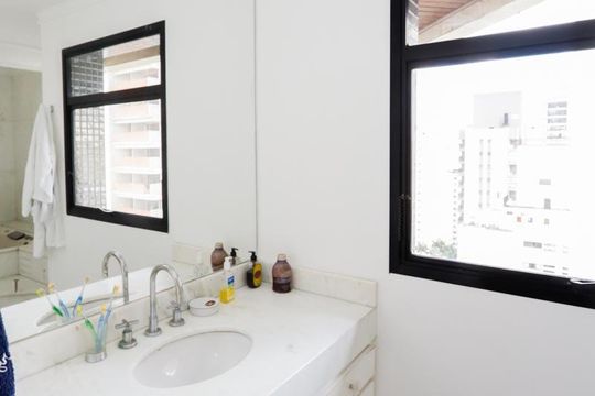 Comprar apartamento mobiliado com 4 quartos e piscina. Animais permitidos. — foto 19